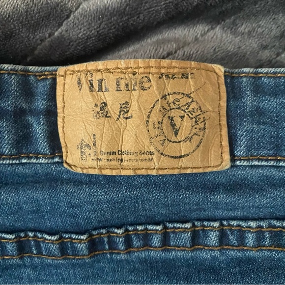 Vinnie vintage hight waisted jean shorts with  distressed endings, side slits. - Picture 7 of 9